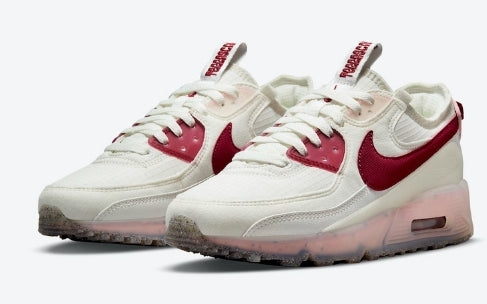 Les baskets Nike Air Max 90 Futura sont des pièces maîtresses de la mode.