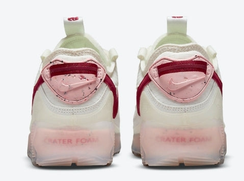 Les baskets Nike Air Max 90 Futura sont des pièces maîtresses de la mode.