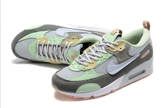 Les Nike Air Max 90 Futura sont des pièces maîtresses de la mode.