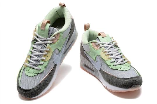 Les Nike Air Max 90 Futura sont des pièces maîtresses de la mode.