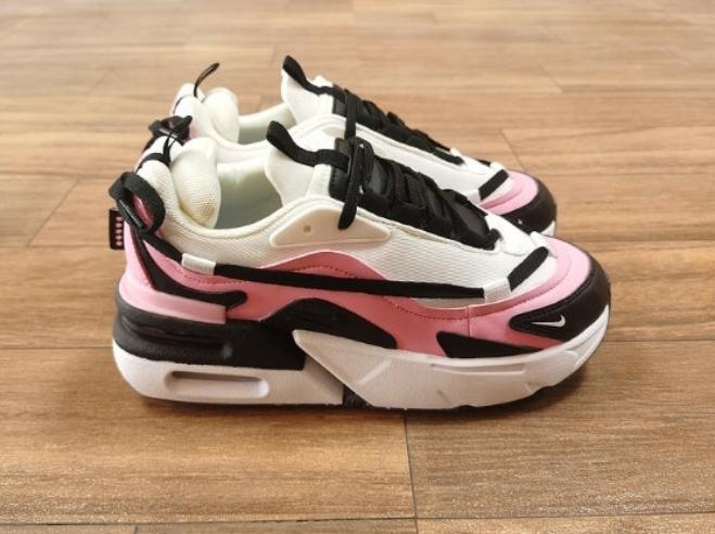 les Baskets Nike Air Max Furyosa Honeydew sont un témoignage de l'engagement de Nike à combiner style et innovation.