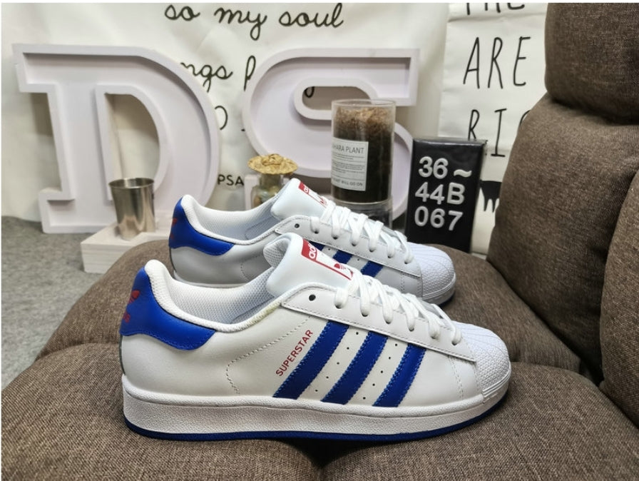Les baskets Adidas Originals Superstar allient style rétro et confort moderne. Leur silhouette classique à bout et leur emblématique.
