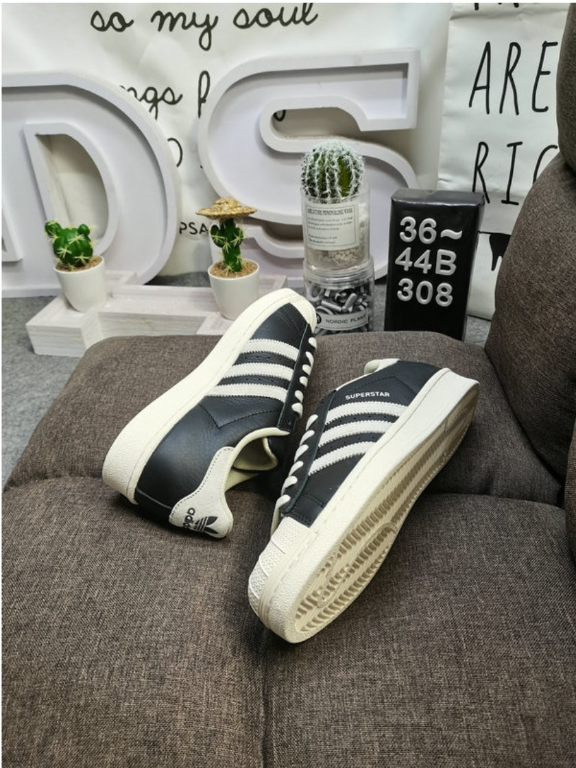 Les baskets Adidas Originals Superstar allient style rétro et confort moderne. Leur silhouette classique à bout et leur emblématique.