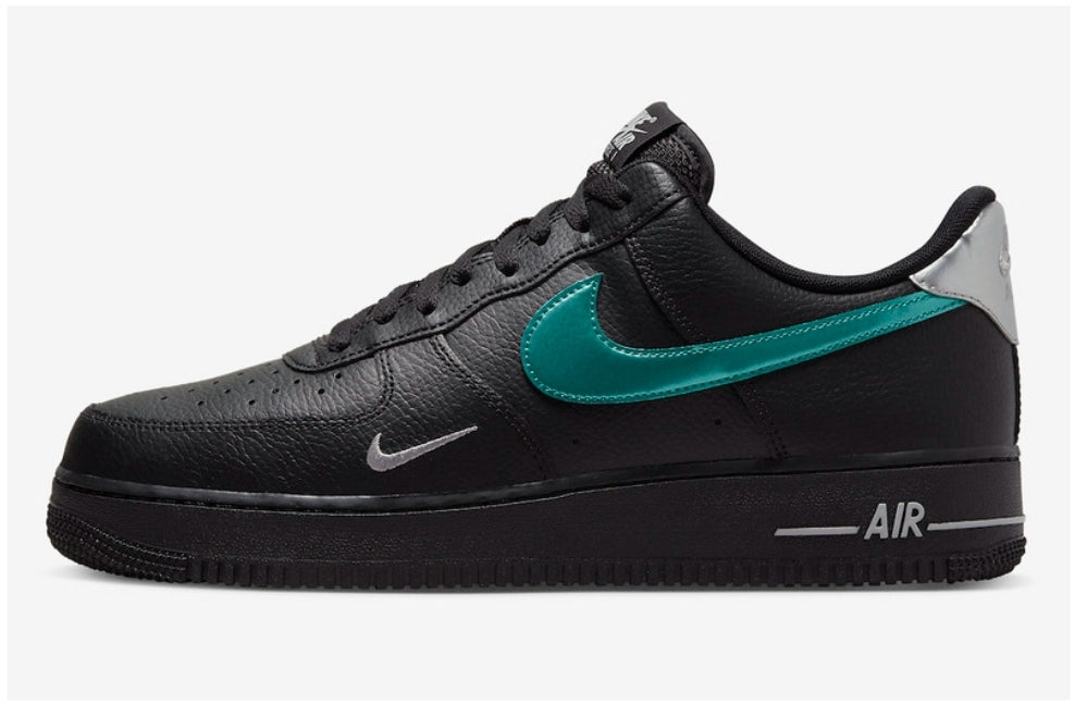 Les baskets Nike Air Force 1 Black-Blue-Lightning offrent une réinterprétation audacieuse du modèle culte.