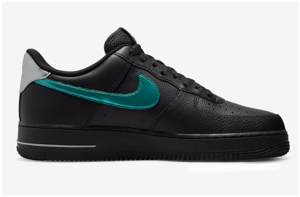 Les baskets Nike Air Force 1 Black-Blue-Lightning offrent une réinterprétation audacieuse du modèle culte.