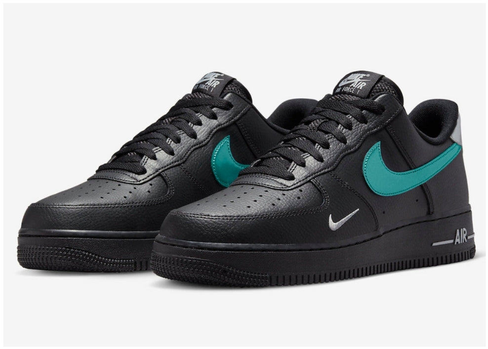 Les baskets Nike Air Force 1 Black-Blue-Lightning offrent une réinterprétation audacieuse du modèle culte.