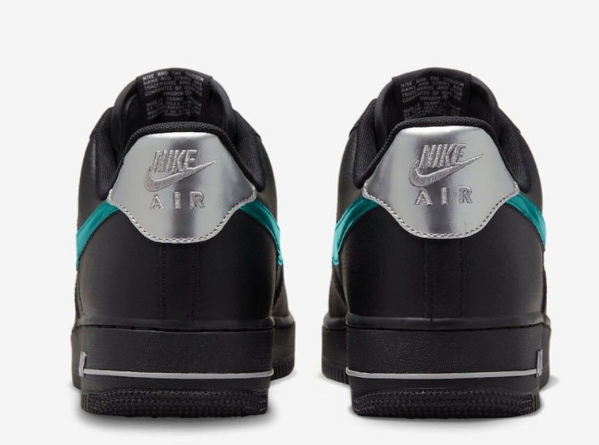 Les baskets Nike Air Force 1 Black-Blue-Lightning offrent une réinterprétation audacieuse du modèle culte.