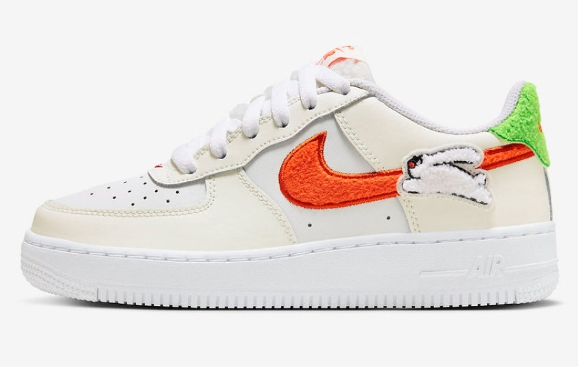 Conçues pour célébrer le Nouvel An lunaire, les baskets Nike Air Force 1 Low GS “Year of the Rabbit” allient traditions asiatiques et streetwear contemporain.