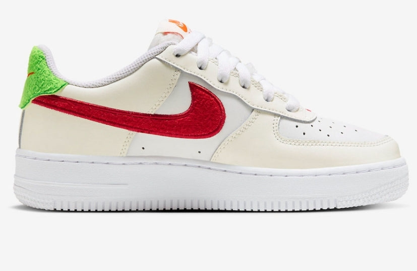 Conçues pour célébrer le Nouvel An lunaire, les baskets Nike Air Force 1 Low GS “Year of the Rabbit” allient traditions asiatiques et streetwear contemporain.
