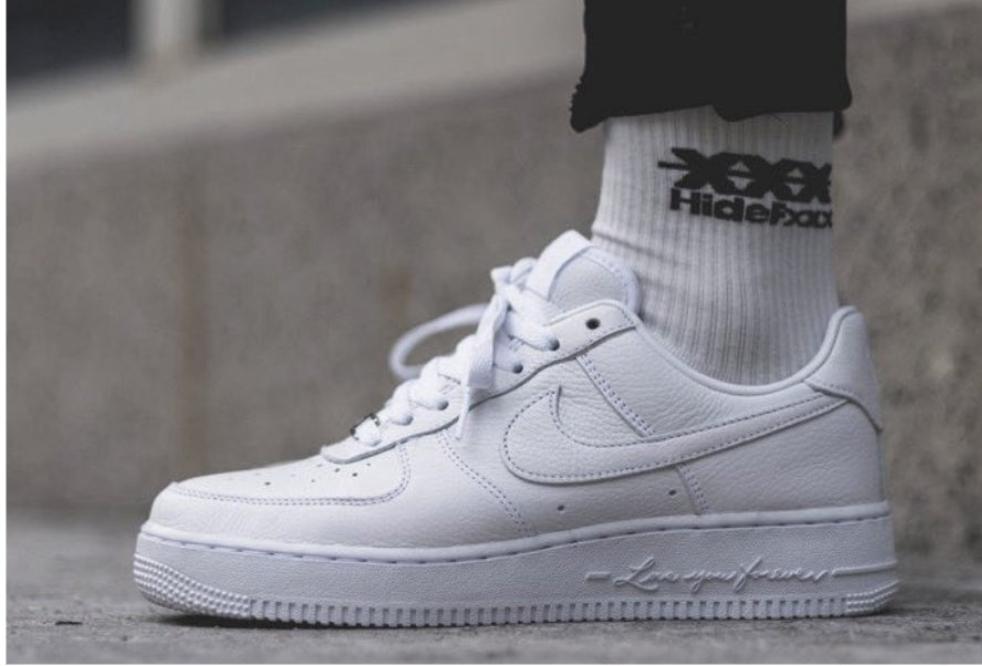 Premièrement : Fruit de la collaboration entre Baskets Nike air force 1 X Drake Nocta sont une réinterprétation moderne et raffinée d’une silhouette légendaire.
