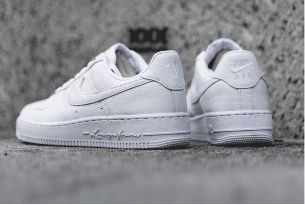 Premièrement : Fruit de la collaboration entre Baskets Nike air force 1 X Drake Nocta sont une réinterprétation moderne et raffinée d’une silhouette légendaire.