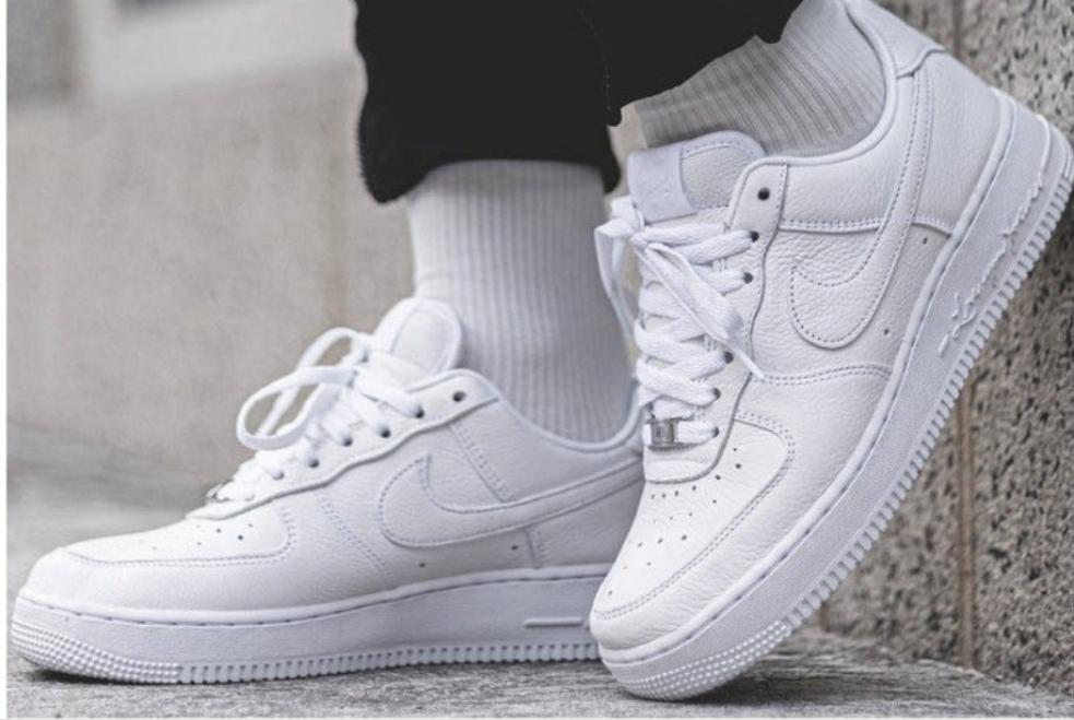 Premièrement : Fruit de la collaboration entre Baskets Nike air force 1 X Drake Nocta sont une réinterprétation moderne et raffinée d’une silhouette légendaire.