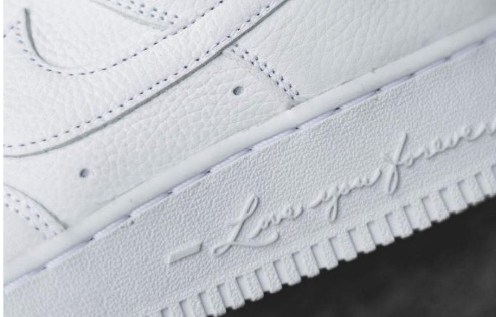 Premièrement : Fruit de la collaboration entre Baskets Nike air force 1 X Drake Nocta sont une réinterprétation moderne et raffinée d’une silhouette légendaire.