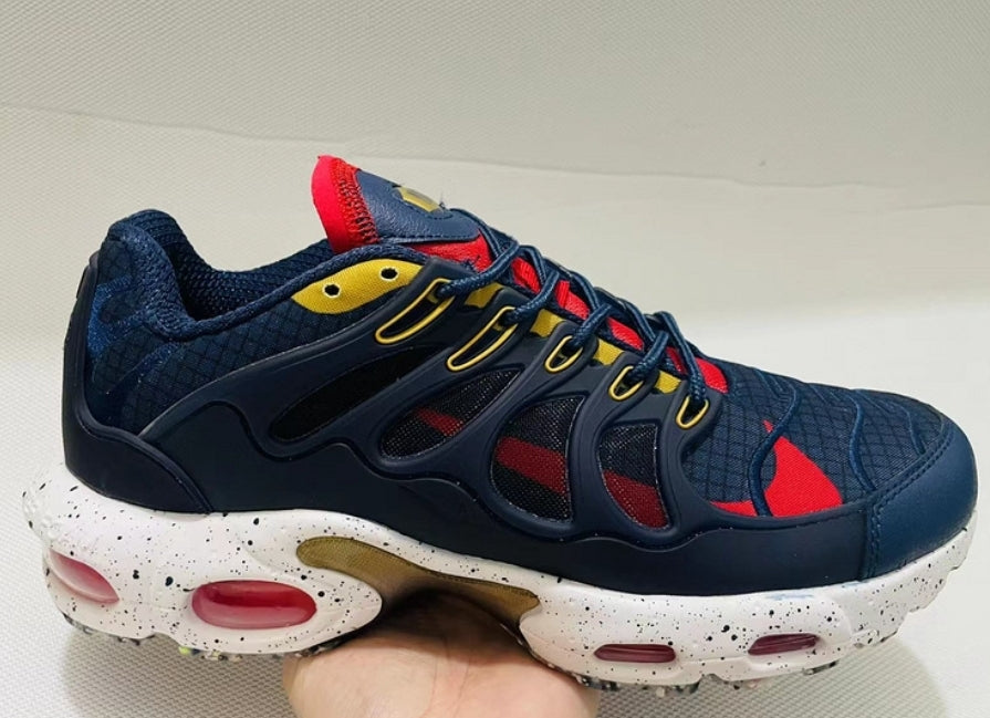 Les baskets Nike TN Air Max Terrascape Plus offrent un style polyvalent et une performance robuste.
design distinctif.pas cher.le moins cher.