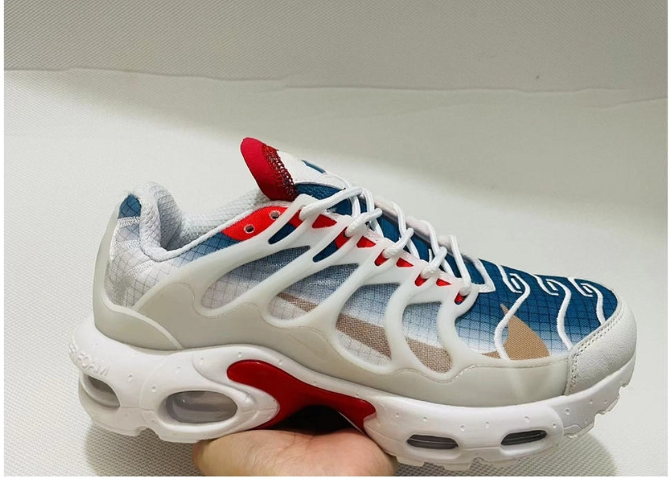Les baskets Nike TN Air Max Terrascape Plus offrent un style polyvalent et une performance robuste.
design distinctif.pas cher. Le moins cher.