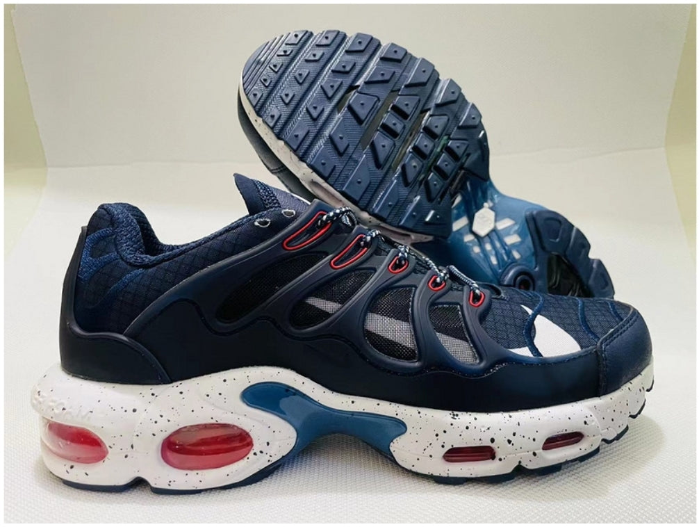 Les baskets Nike TN Air Max Terrascape Plus offrent un style polyvalent et une performance robuste.
design distinctif.pas cher. Le moins cher.