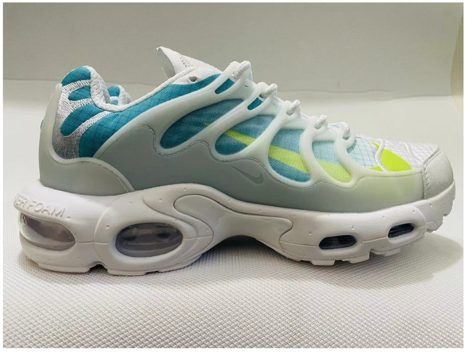 Les baskets Nike TN Air Max Terrascape Plus offrent un style polyvalent et une performance robuste.
 design distinctif.pas cher. Le moins cher.