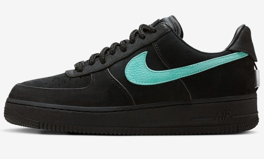 Fruit d’une collaboration inédite entre Nike et la prestigieuse maison de joaillerie Baskets Nike Air Force 1 Low X Tiffany & Co.