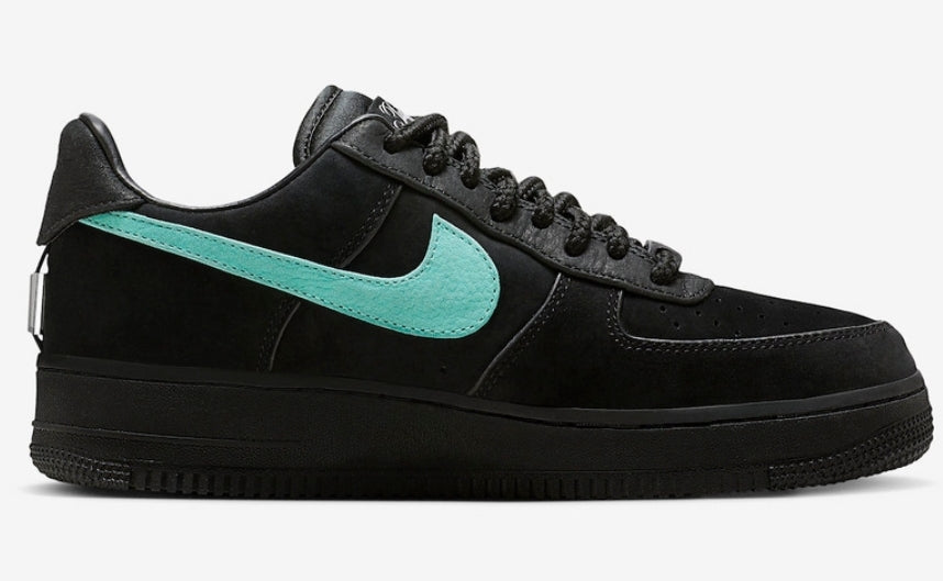 Fruit d’une collaboration inédite entre Nike et la prestigieuse maison de joaillerie Baskets Nike Air Force 1 Low X Tiffany & Co.