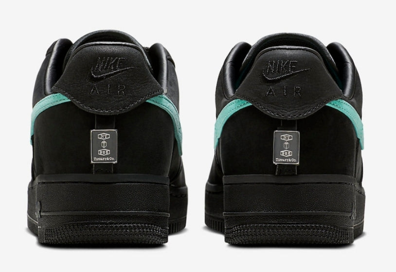 Fruit d’une collaboration inédite entre Nike et la prestigieuse maison de joaillerie Baskets Nike Air Force 1 Low X Tiffany & Co.