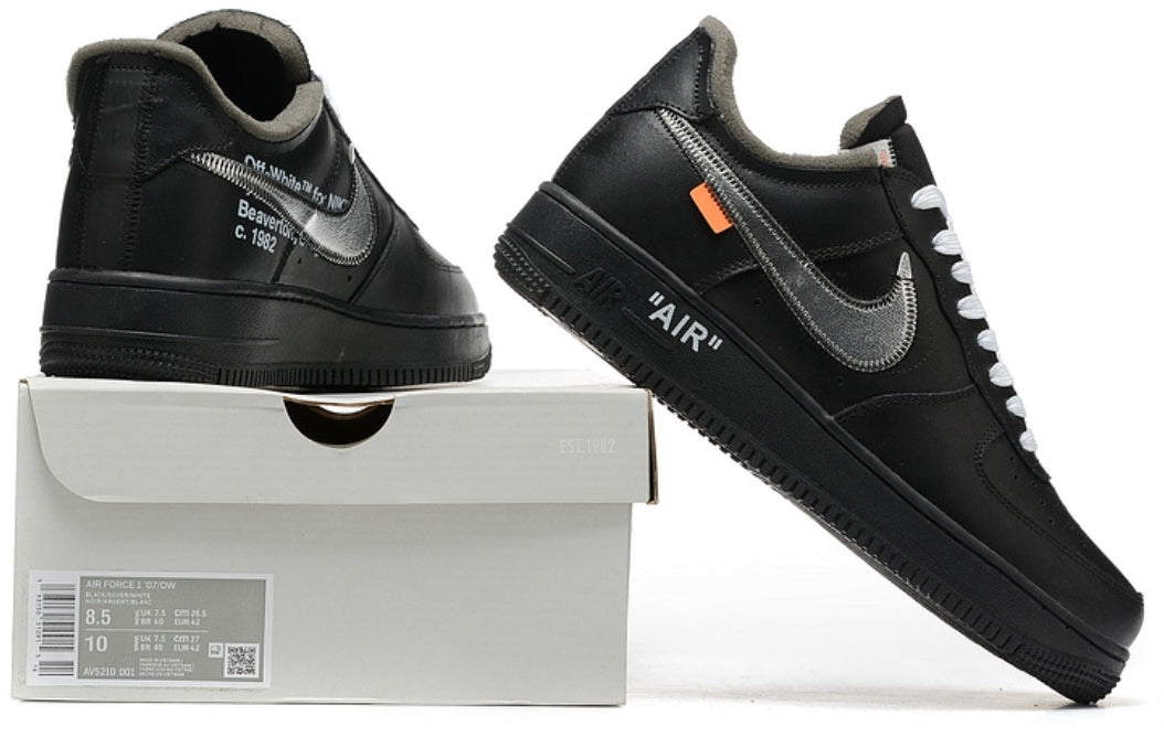 Nées de la collaboration légendaire entre Nike et le regretté designer Virgil Abloh, les baskets Nike Air Force 1 x Off-White réinterprètent une silhouette iconique à travers l’esthétique disruptive de la haute couture urbaine.