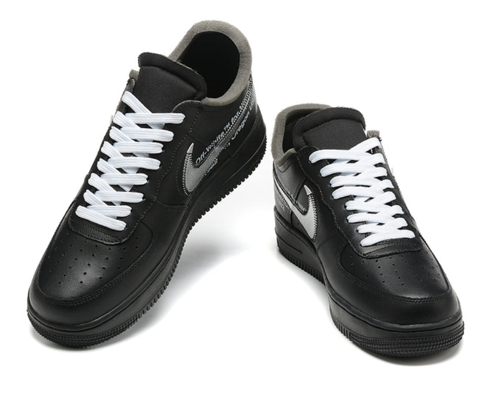 Nées de la collaboration légendaire entre Nike et le regretté designer Virgil Abloh, les baskets Nike Air Force 1 x Off-White réinterprètent une silhouette iconique à travers l’esthétique disruptive de la haute couture urbaine.