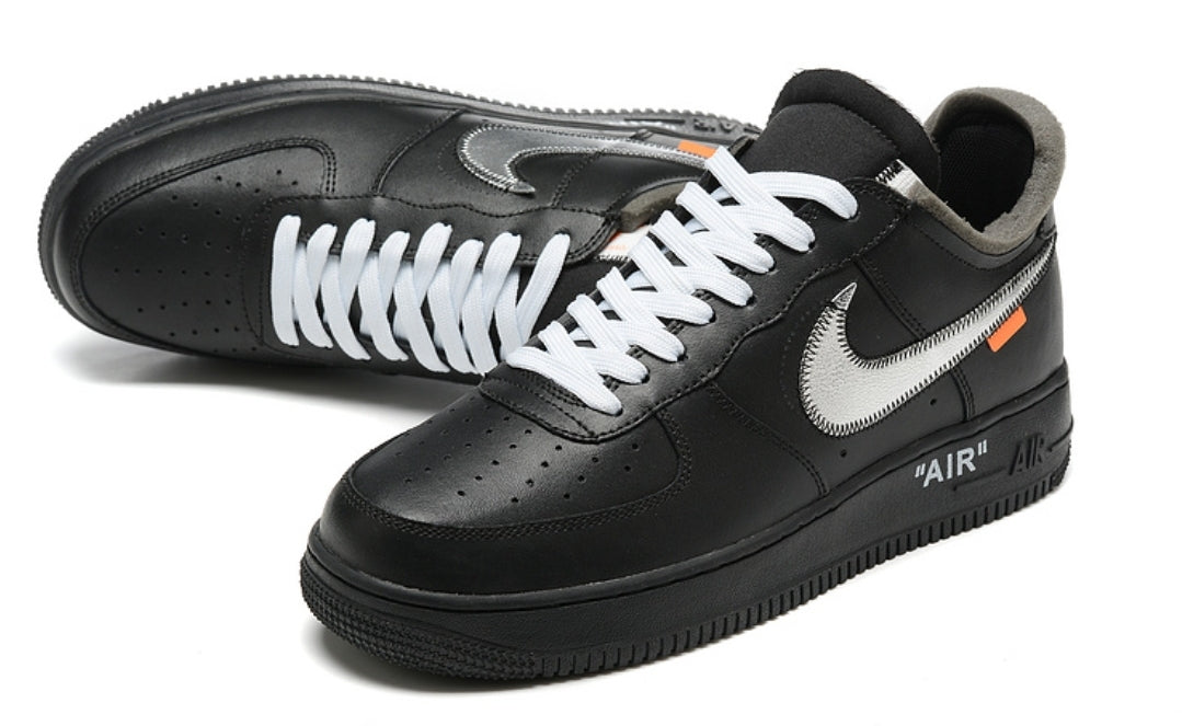 Nées de la collaboration légendaire entre Nike et le regretté designer Virgil Abloh, les baskets Nike Air Force 1 x Off-White réinterprètent une silhouette iconique à travers l’esthétique disruptive de la haute couture urbaine.