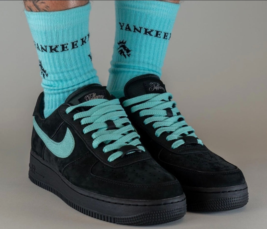Fruit d’une collaboration inédite entre Nike et la prestigieuse maison de joaillerie Baskets Nike Air Force 1 Low X Tiffany & Co.
