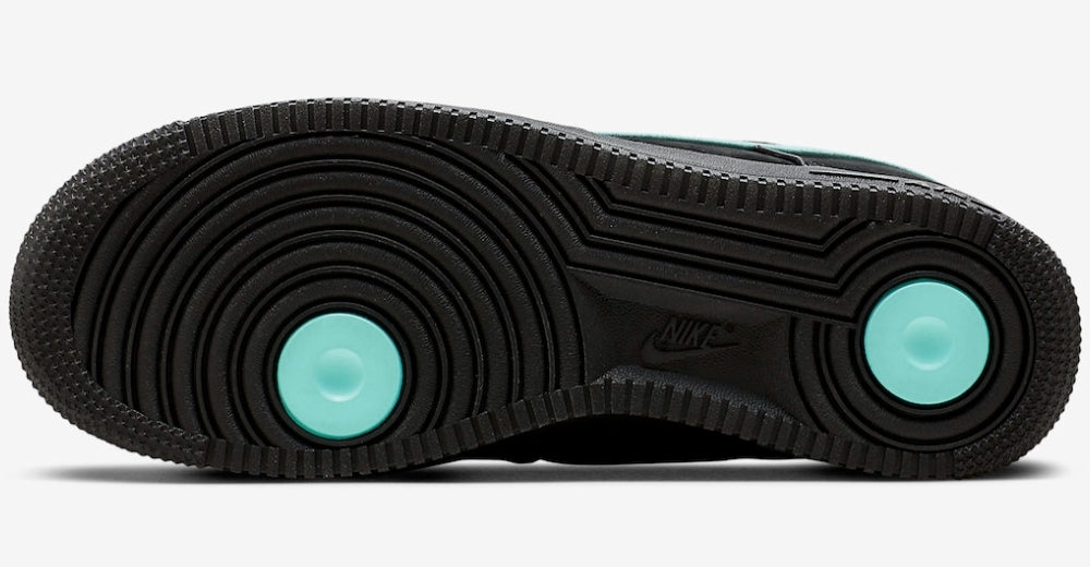 Fruit d’une collaboration inédite entre Nike et la prestigieuse maison de joaillerie Baskets Nike Air Force 1 Low X Tiffany & Co.