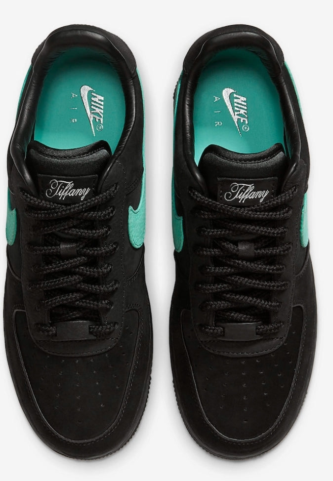 Fruit d’une collaboration inédite entre Nike et la prestigieuse maison de joaillerie Baskets Nike Air Force 1 Low X Tiffany & Co.