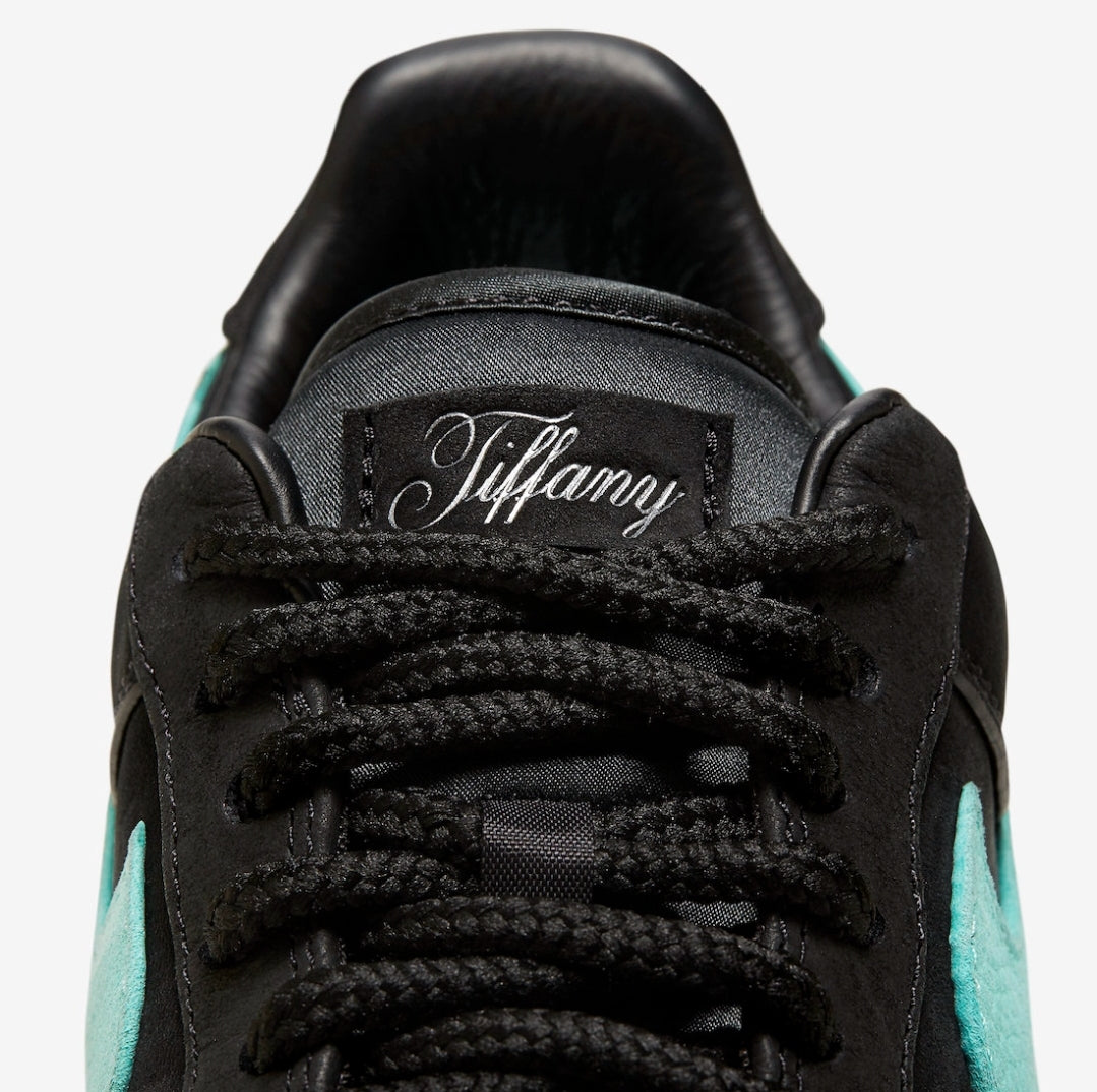 Fruit d’une collaboration inédite entre Nike et la prestigieuse maison de joaillerie Baskets Nike Air Force 1 Low X Tiffany & Co.