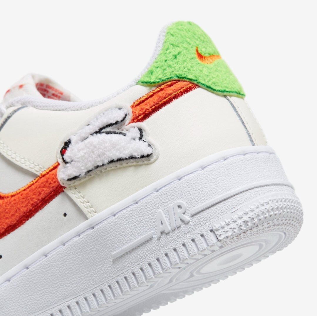 Conçues pour célébrer le Nouvel An lunaire, les baskets Nike Air Force 1 Low GS “Year of the Rabbit” allient traditions asiatiques et streetwear contemporain.