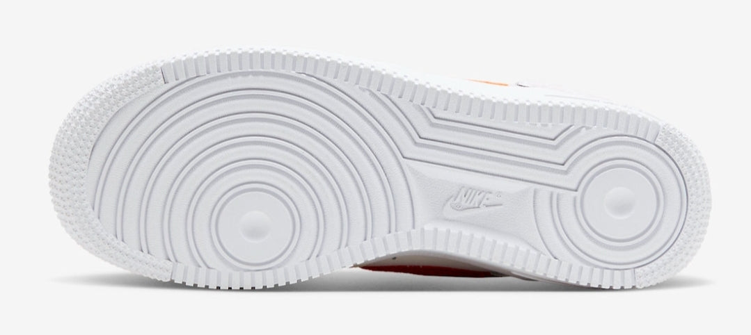 Conçues pour célébrer le Nouvel An lunaire, les baskets Nike Air Force 1 Low GS “Year of the Rabbit” allient traditions asiatiques et streetwear contemporain.