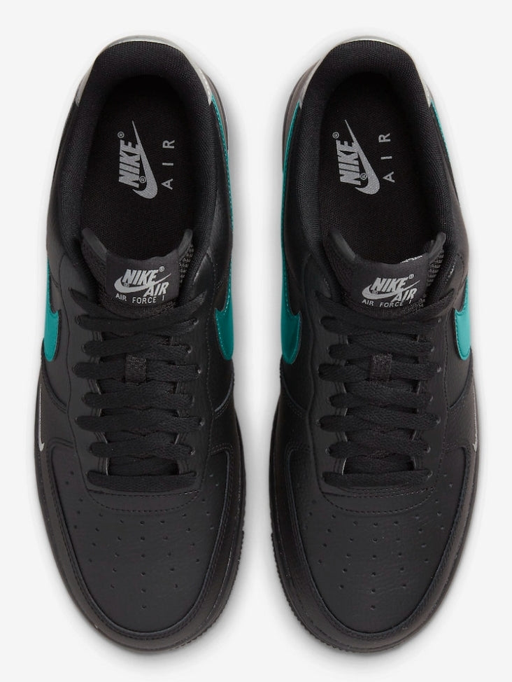 Les baskets Nike Air Force 1 Black-Blue-Lightning offrent une réinterprétation audacieuse du modèle culte.