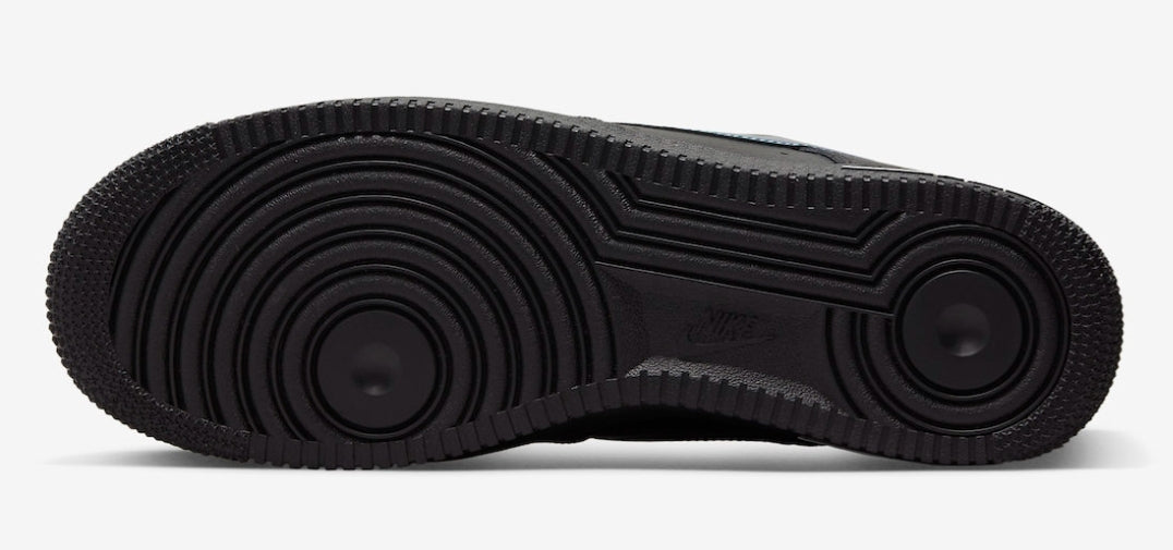 Les baskets Nike Air Force 1 Black-Blue-Lightning offrent une réinterprétation audacieuse du modèle culte.