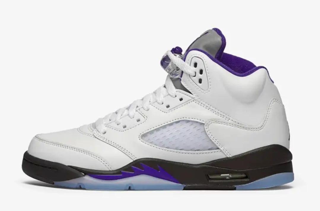 Les baskets Air Jordan 5 offrent un style audacieux et une performance exceptionnelle. leur design unique emblématique. Pas cher. Le moins cher.