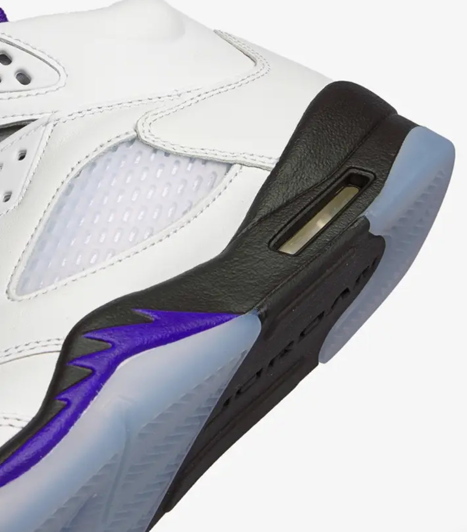 Les baskets Air Jordan 5 offrent un style audacieux et une performance exceptionnelle. leur design unique emblématique. Pas cher. Le moins cher.