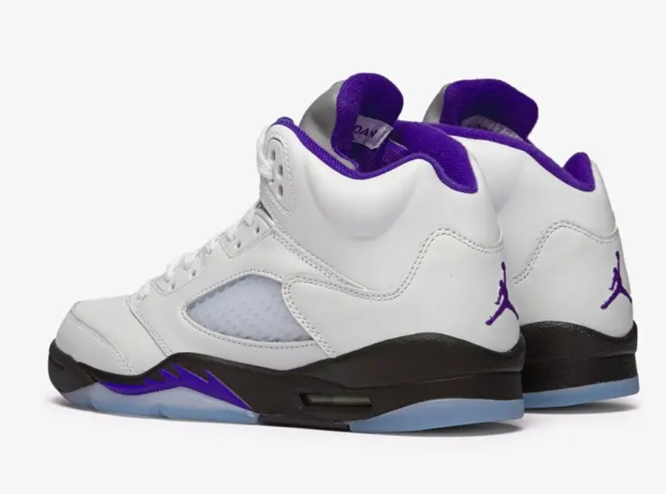 Les baskets Air Jordan 5 offrent un style audacieux et une performance exceptionnelle. leur design unique emblématique. Pas cher. Le moins cher.