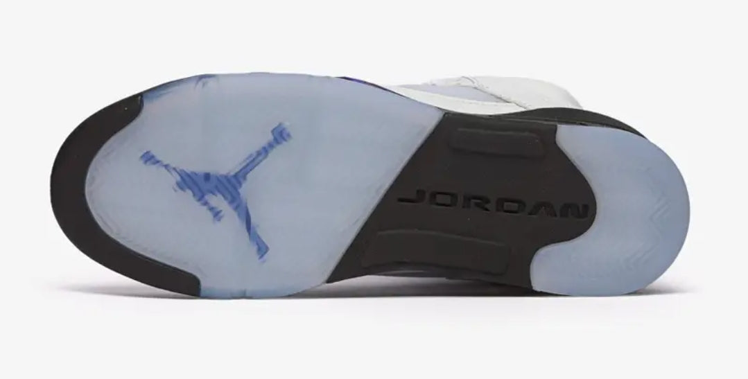 Les baskets Air Jordan 5 offrent un style audacieux et une performance exceptionnelle. leur design unique emblématique. Pas cher. Le moins cher.