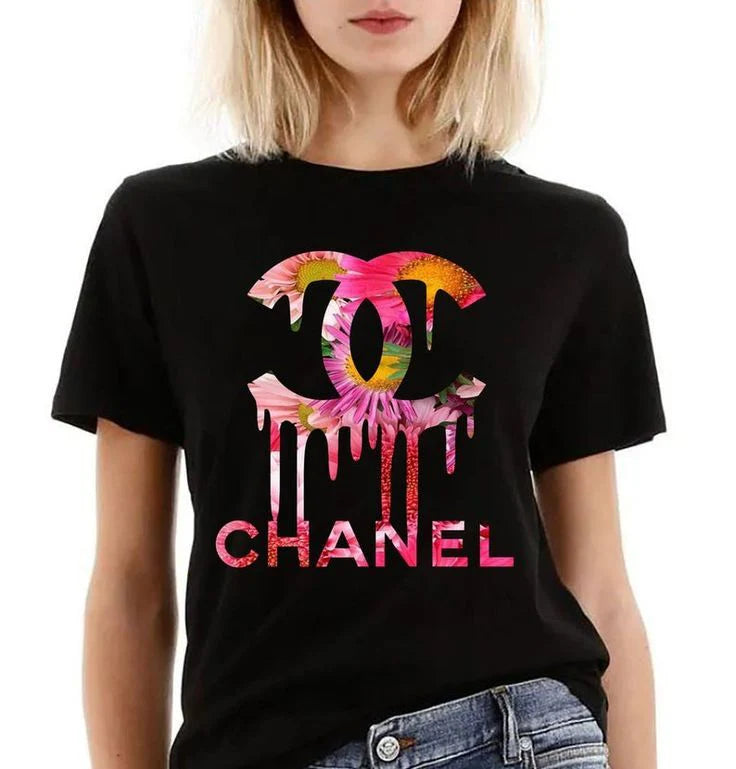 les T-shirts Chanel Femme offrent une élégance et un confort inégalés.au meilleur prix.  YourStyles.fr référence sur la mode.