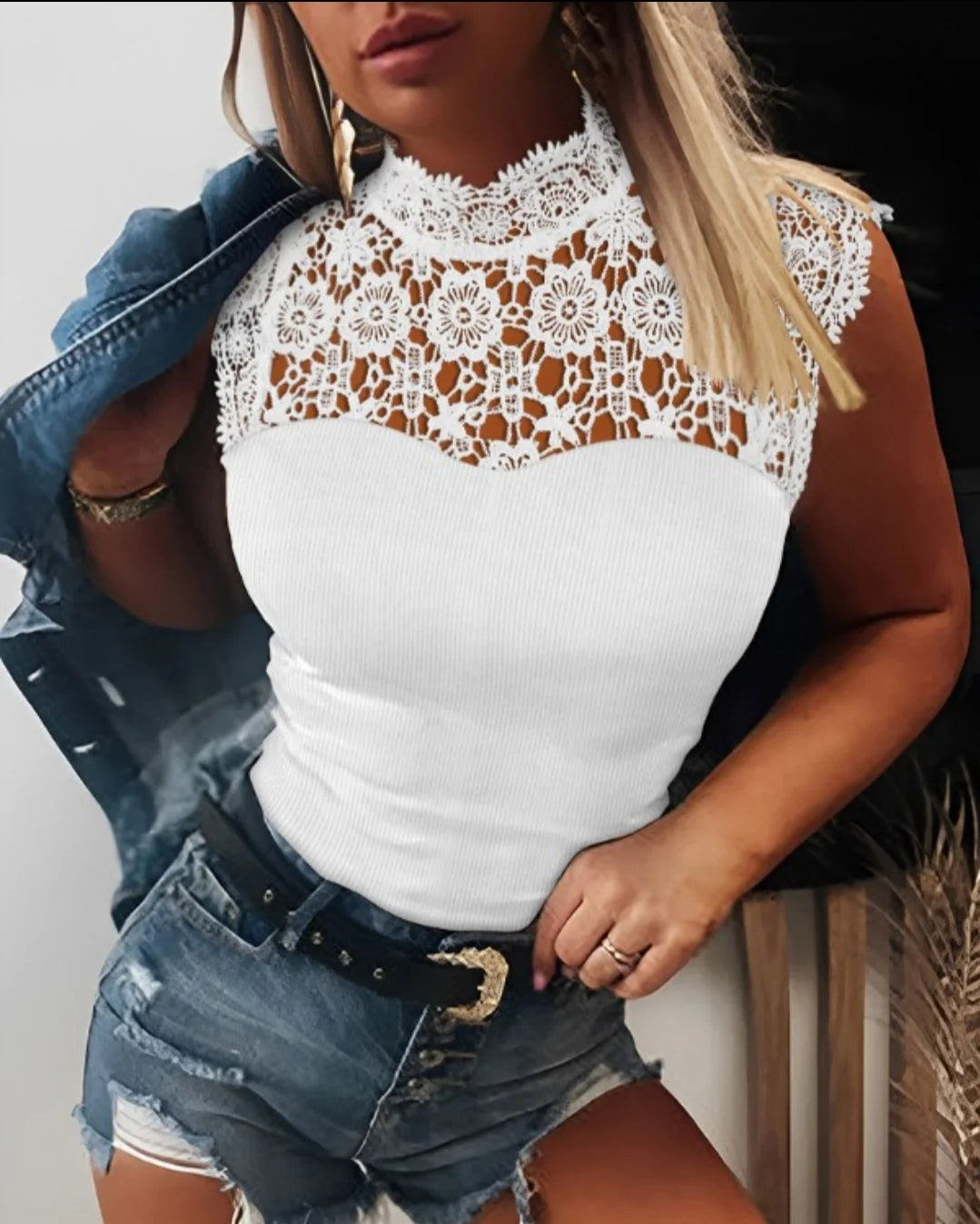 Les débardeurs fashion pour femme allient simplicité et élégance pour sublimer toutes vos tenues avec une touche de modernité.