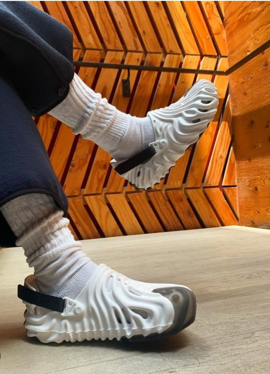 Les sandales claquettes Adidas sont un incontournable pour ceux qui recherchent un mélange parfait entre confort et style décontracté.