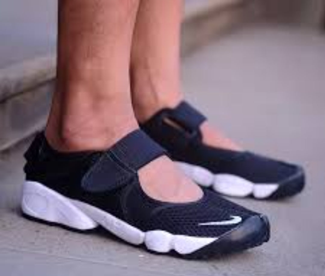 Les baskets Rift Ninja se distinguent par leur design unique et avant-gardiste, inspiré des chaussures de ninja, combinant style urbain et fonctionnalité.