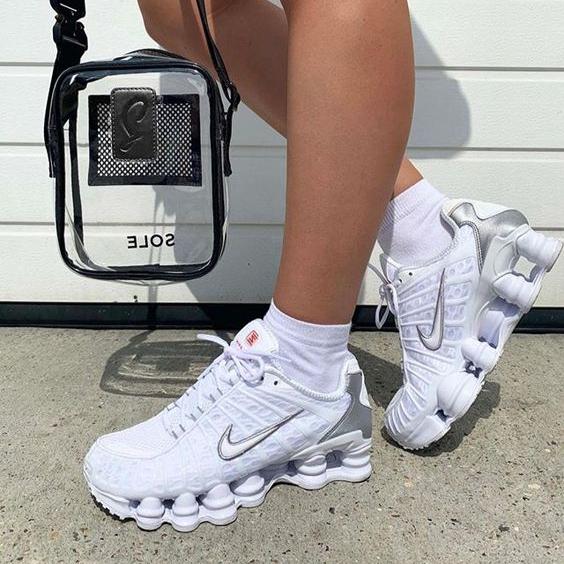 Résultant de l'évolution emblématique de la gamme Nike, les Nike Shox Femme incarnent l'esprit d'innovation et de style de la marque.