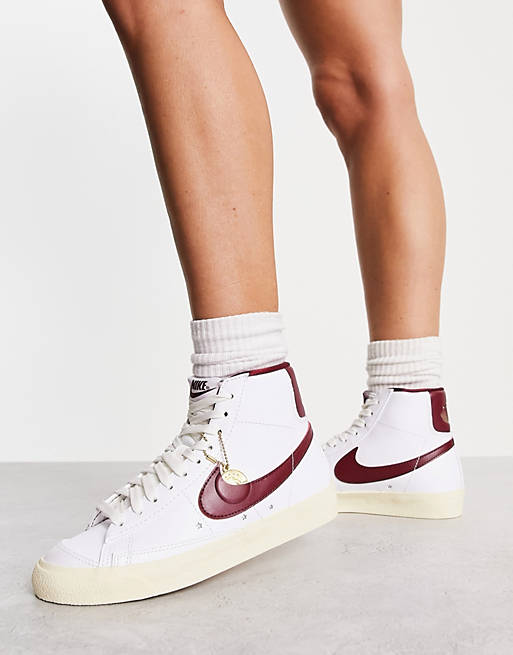 Les baskets Nike Blazer Mid Femme
Résultats de l'évolution emblématique de la ligne Nike, les basketsNike Blazer Mid femme sont un témoignage de l'engagement de Nike à combiner style et innovation.