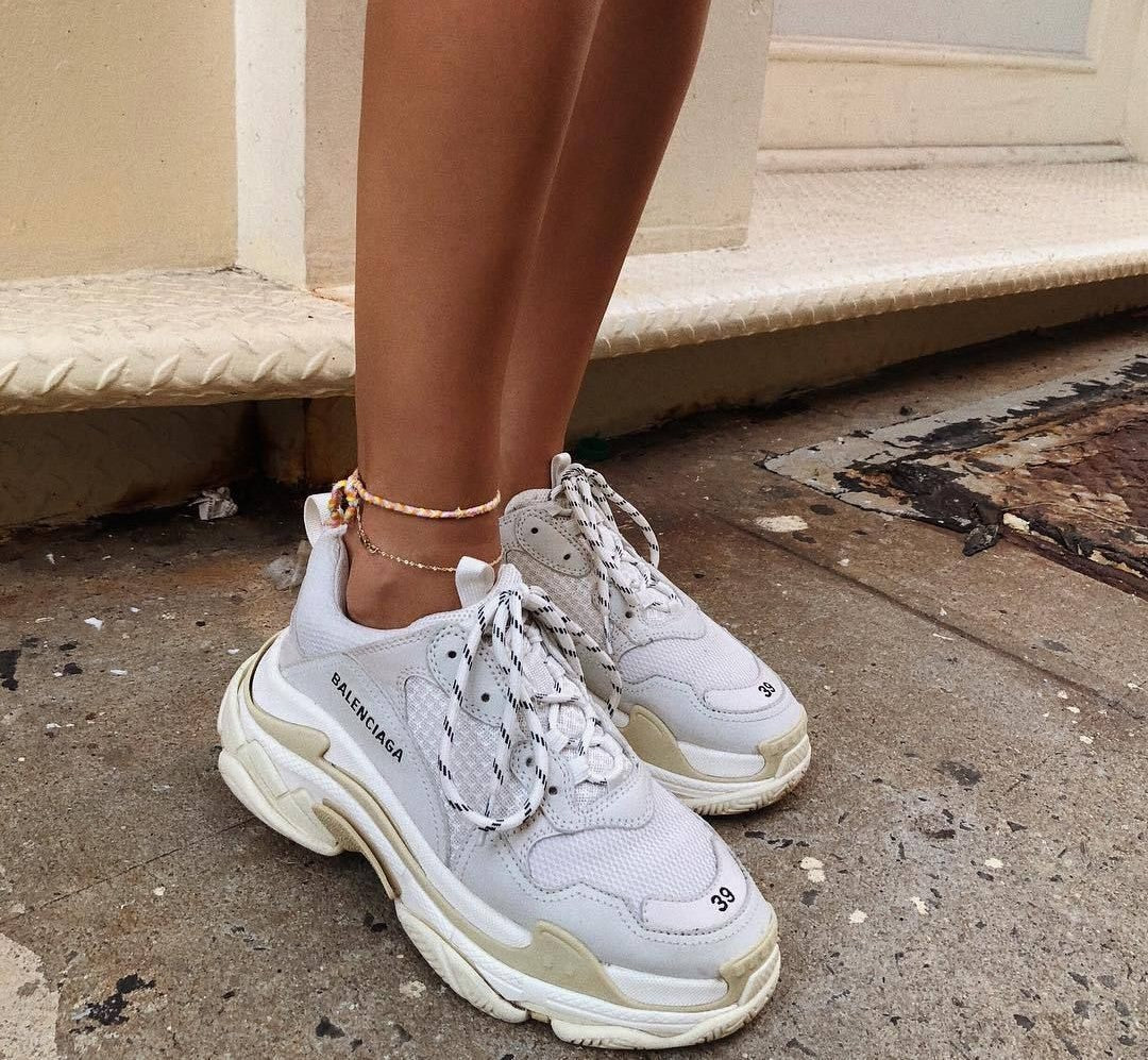  les sneakers Balenciaga Triple S "Beige Green Yellow" Femme sont un témoignage de l'engagement de Balenciaga à combiner style et innovation.