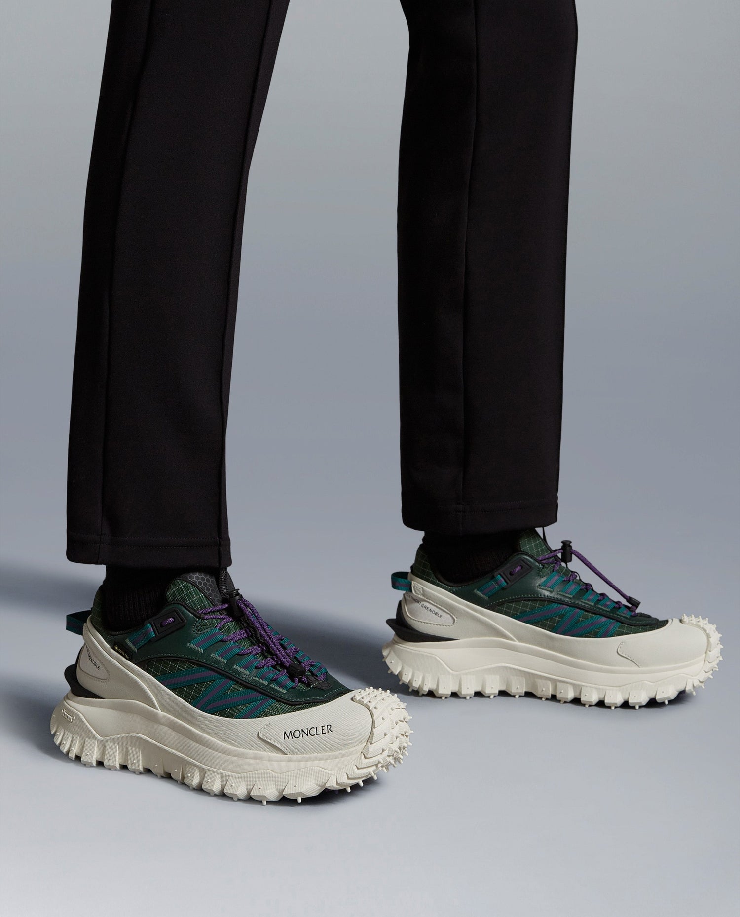 les chaussures Moncler Low Femme sont un témoignage de l'engagement de Moncler à combiner style et performance.