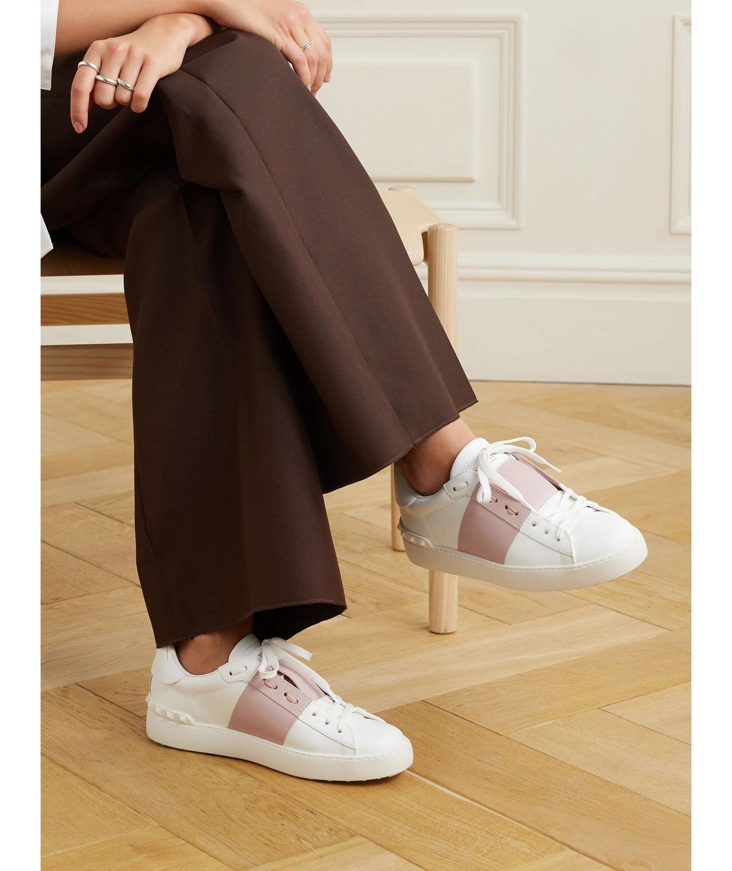 Résultats de l'évolution emblématique de la marque Valentino, les chaussures Valentino Low Femme sont un témoignage de l'engagement de Valentino à combiner style et sophistication.