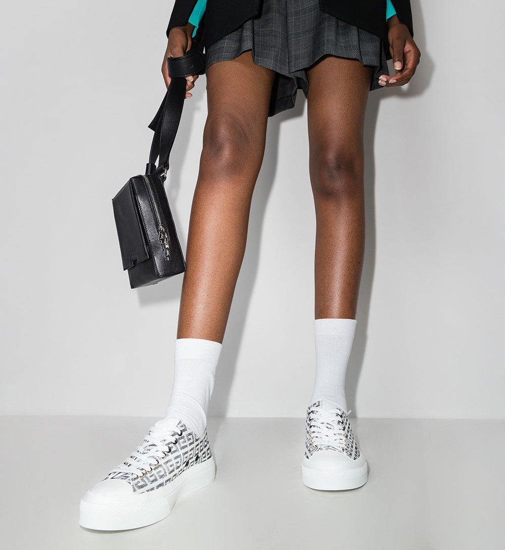 les chaussures Givenchy Femme sont un témoignage de l'engagement de Givenchy à combiner style et sophistication.