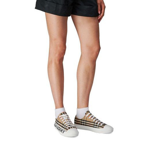 les chaussures Burberry Femme sont un témoignage de l'engagement de Burberry à combiner style et sophistication.